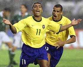 有人举着她 有人举着她